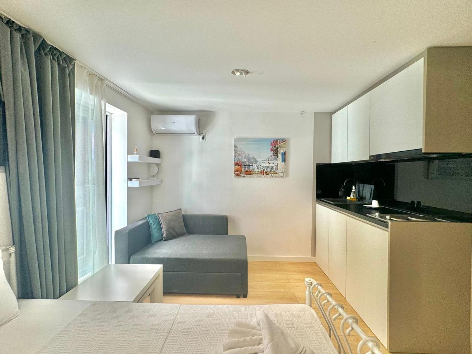 Terminal Apartment *